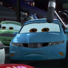 リリィ フィ ミルフィーユ よく見たら 警備員さんはトヨタbbなんですよね あと日本車だったら Z S30とか ユーノスロードスター 外国名 Mx5 がいたり 東京レースには タイトルも 何処かの 東京ドリフト に似せて作っているし パトカーはクラウン