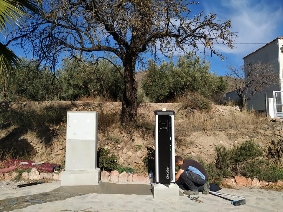 albedosolar's tweet photo. Era cuestión de tiempo que pudiésemos crear infraestructuras para la recarga de vehículos eléctricos. Que mejor manera que hacerlo de la mano del Ayto. de Almócita. Municipio que está a la vanguardia en Energías Renovables. #vehiculoelectrico #puntoderecargaelectrico https://t.co/yepEXNtydh