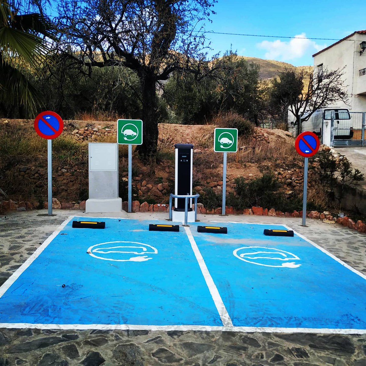 Era cuestión de tiempo que pudiésemos crear infraestructuras para la recarga de vehículos eléctricos. Que mejor manera que hacerlo de la mano del Ayto. de Almócita. Municipio que está a la vanguardia en Energías Renovables. #vehiculoelectrico #puntoderecargaelectrico