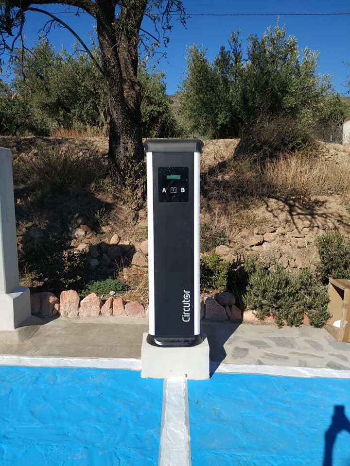 albedosolar's tweet photo. Era cuestión de tiempo que pudiésemos crear infraestructuras para la recarga de vehículos eléctricos. Que mejor manera que hacerlo de la mano del Ayto. de Almócita. Municipio que está a la vanguardia en Energías Renovables. #vehiculoelectrico #puntoderecargaelectrico https://t.co/yepEXNtydh