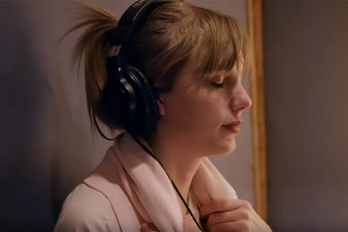aldrinluvtaylor's tweet photo. me listening                me listening 
to love story                to love story
back then                          now https://t.co/78PUfJUQFx