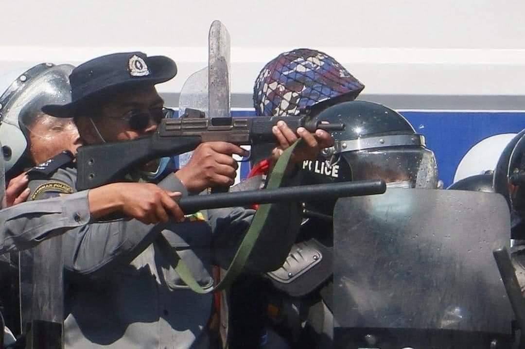 #Myanmar
#myanmarmilitarycoup
#CivilDisobedienceMovement 
#NayPyiDaw
Head Shoot By Army Police.