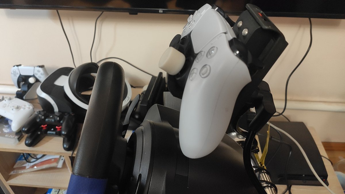Varyag_Ericsson's tweet photo. Low-cost апгрейд #ThrustmasterT150 под грузоперевозки на PlayStation 4/5:
- нашейный держатель для телефона
- 2 стяжки 3.6х150мм
- распечатанный крючок для геймпада
- найденные у тестя в бездонном ящике винтиков-шпунтиков болтики, шайбы и гайки
- Шуруповёрт со сверлом
ВотЪ: https://t.co/Mfb8pYbk7C