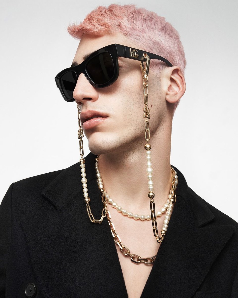 dolcegabbanajp's tweet photo. #DGMenFW21ファッションショーに登場した「DG Crossed」サングラス。
「ドメニコ」モデルをコンテンポラリーに再解釈したサングラスは、パールとメタル チェーンをあしらい華やかに。
公式オンラインストアにて限定販売  https://t.co/8o6PKZewKZ
#DGEyewear #DGCrossed #DolceGabbana #DGTogether https://t.co/YsGpzlX2DM