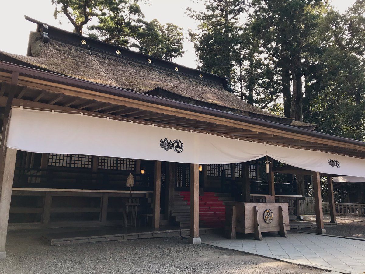 鹿島神宮(茨城県鹿嶋市)
社格は官幣大社
常陸国一宮
祭神は武甕槌神
全国にある鹿島神社の総本社
神武天皇が東征の途中で窮地に陥った際、武甕槌神の剣に助けられた
天皇はその神恩に感謝し、皇紀元年にこの地に祀ったとされる
境内には、地震を起こすとされていた大鯰を押さえつける「要石」がある 