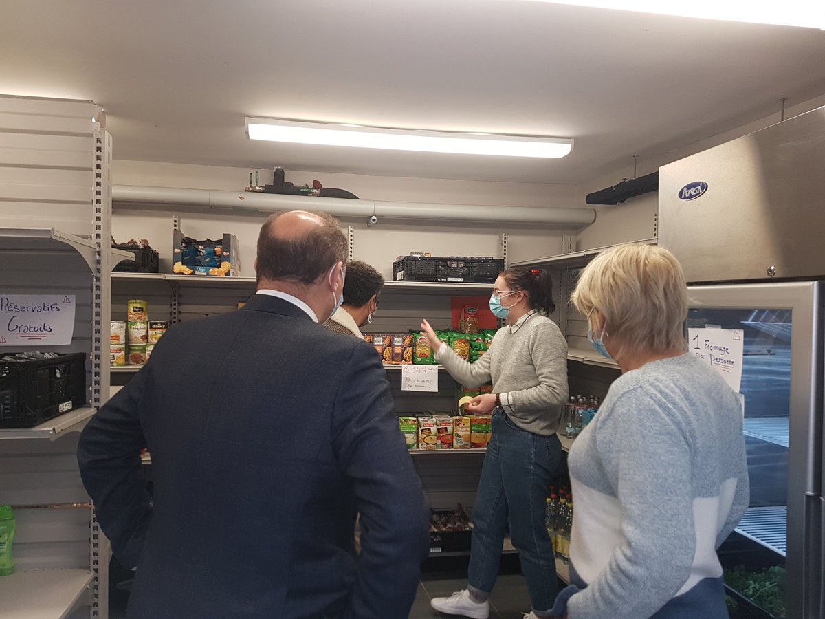 ArthurLeCoz's tweet photo. Visite de l'@AGORAe_Caen par le président @Universite_Caen @Lamri_ADOUI. Avec la crise sanitaire, l'épicerie sociale et solidaire est en première ligne pour lutter contre la précarité étudiante avec le soutien de l'établissement. https://t.co/pllYQj0nPo