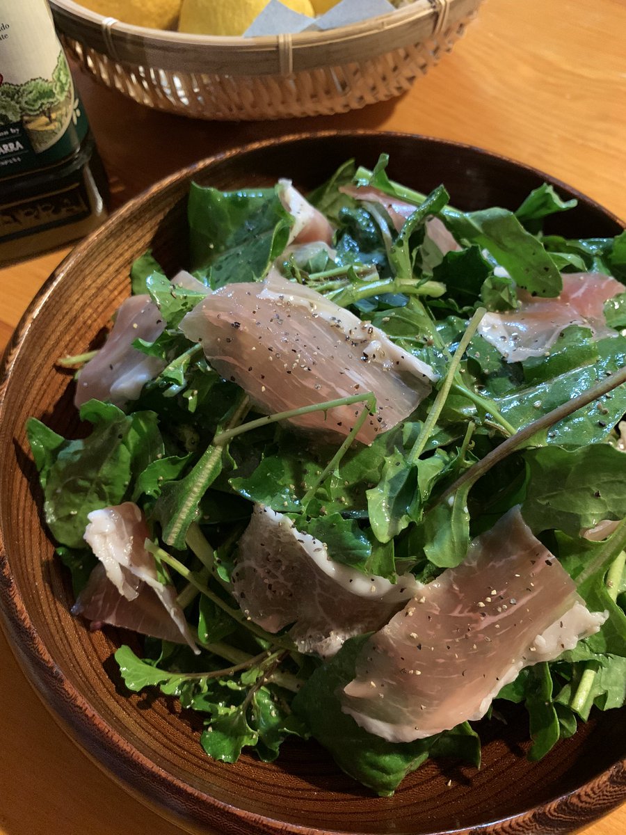 Nanae 今日の畑野菜はルッコラ オリーブオイルと赤ワインビネガー 黒胡椒ガリガリして生ハムと混ぜただけ 美味い ピリッとしてちょっとほろ苦でルッコラは春の味