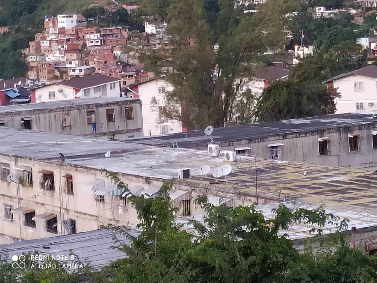 3 así están los techos de los edificios necesitamos impermeabilización arreglos de nuestro bloque son los únicos del sector que no han sido pintados y arreglado camarada apoyo ante esto @Nahumpsuv @dcabellor @NicolasMaduro @ErikaPSUV atentos a su respuesta ante la situación