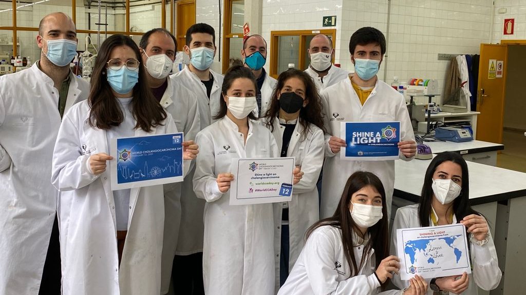 Today is #WorldCCADay ! All together we ´Shine a light on #cholangiocarcinoma'  

We are committed to do innovative and powerful research that allows the treatment and cure of this liver disease. Join us increasing awareness and patient support @curecc  @CholangioNet @CcaEns