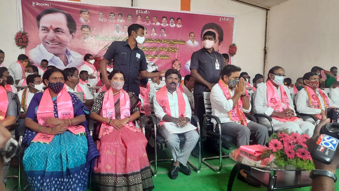 Chairperson_MCS's tweet photo. రాజ‌న్న సిరిసిల్ల జిల్లా కేంద్రంలో జరిగిన టీఆర్ఎస్ పార్టీ సభ్యత్వ నమోదు కార్యక్రమం మరియు పార్టీ కార్యకర్తల విస్తృత స్థాయి సమావేశంలో పాల్గొని దిశానిర్దేశం చేసిన టీఆర్ఎస్ వర్కింగ్ ప్రెసిడెంట్, మంత్రి శ్రీ @KTRTRS https://t.co/DTGWr9Ixjc