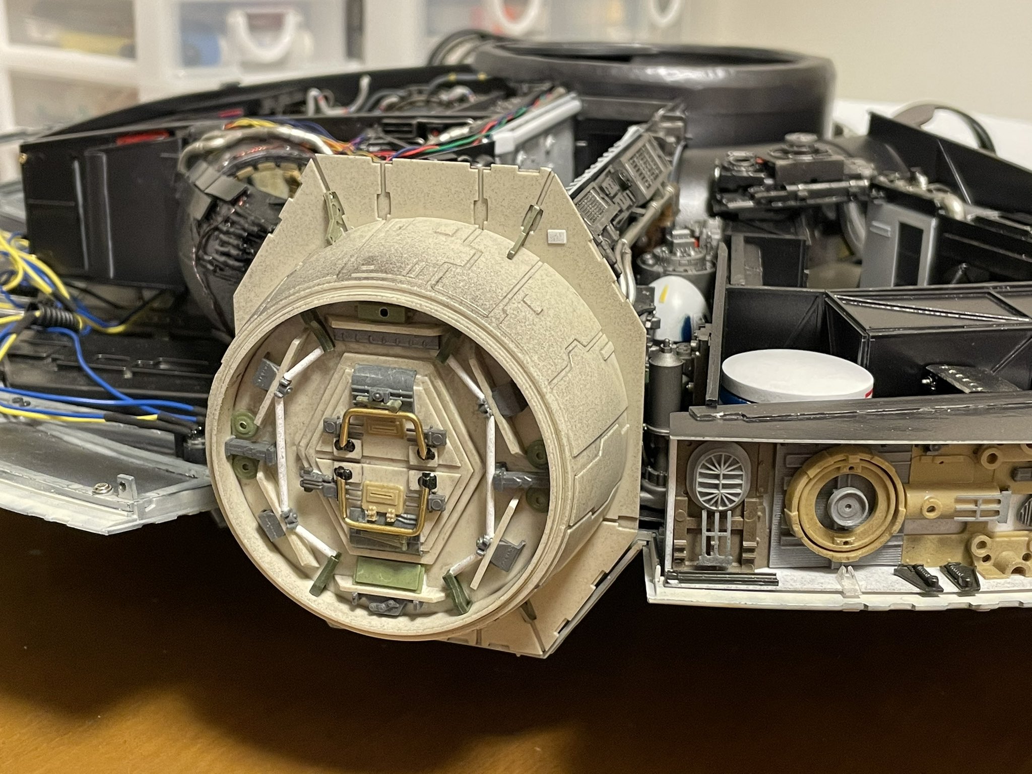 Tara 開き方が不明な内扉を作ってしまいましたが そもそも外扉もよく分かりません 台形の部分が上下に観音開きするのかな 今回作ってみた分かった事は 丸い部分の上半分しか通路に繋がらないと言う事 しかも屈まないと入れないですね