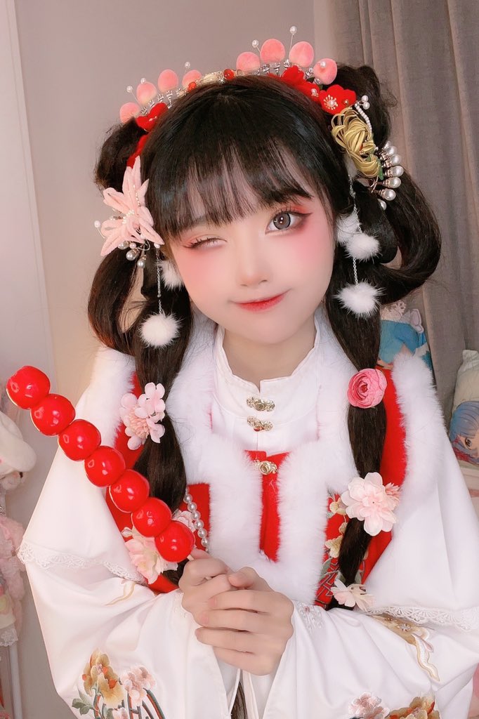 画像,🥰今日は新年です！赤い漢服を着ました！🏮🧨 https://t.co/JTvslKDBzU。