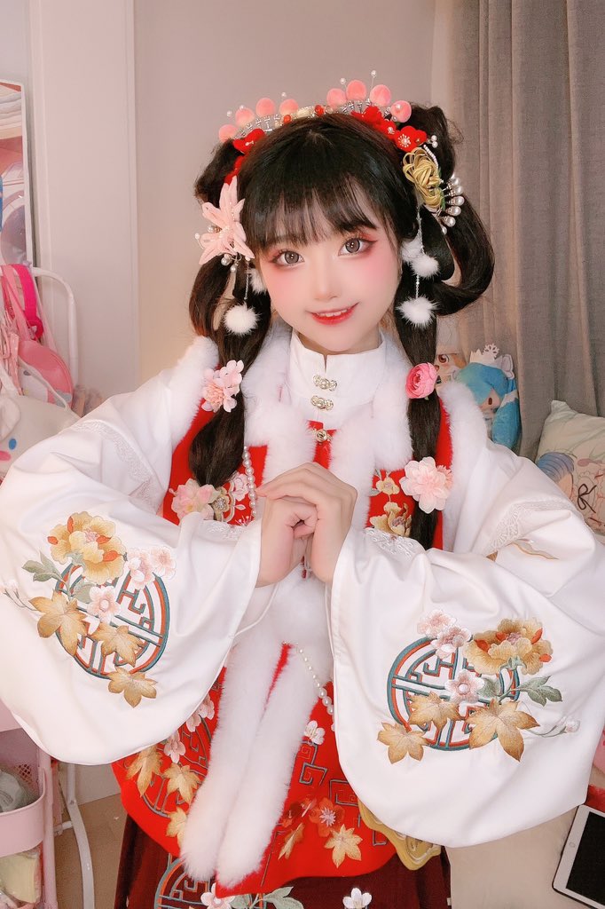 画像,🥰今日は新年です！赤い漢服を着ました！🏮🧨 https://t.co/JTvslKDBzU。