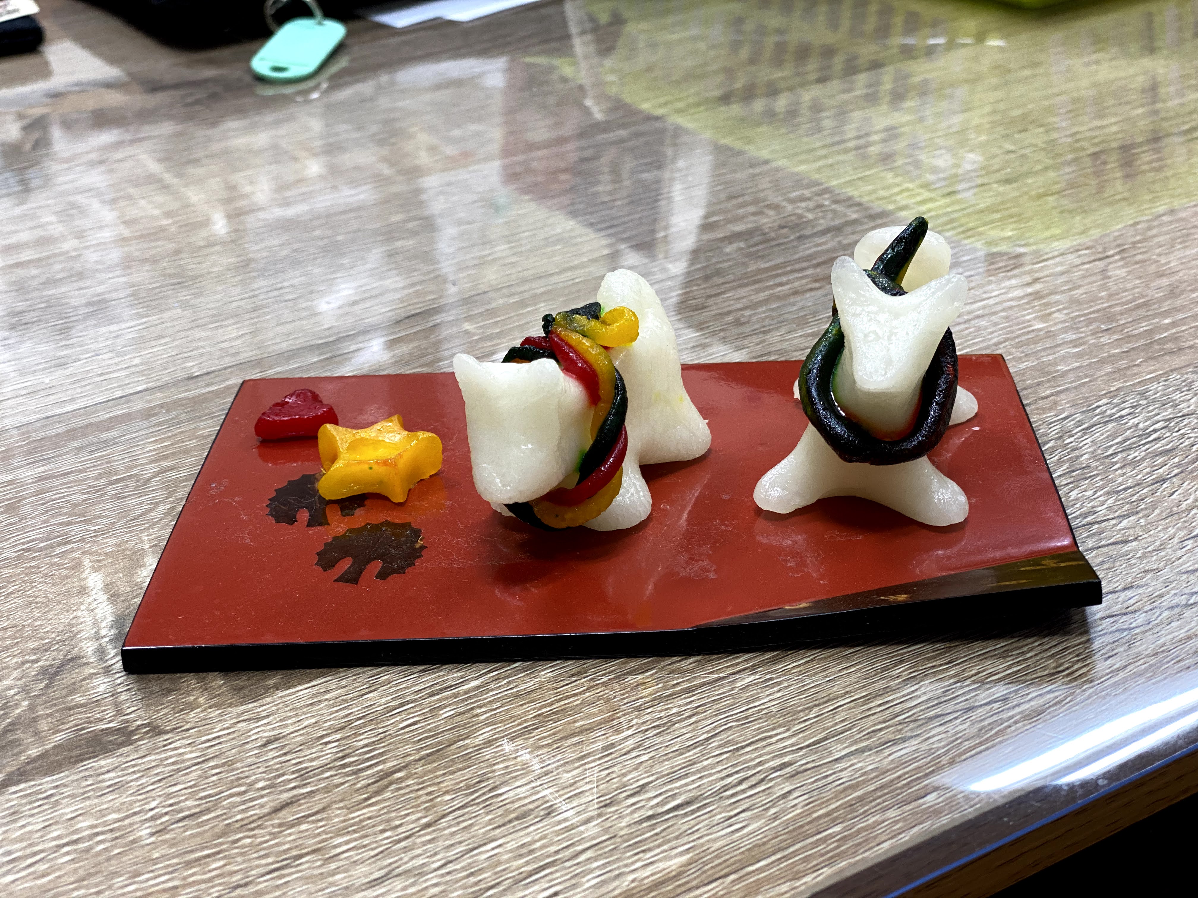 介護老人保健施設昭平苑 今日はポカポカ陽気でした 他施設からの投稿です 夕陽の丘山田では皆さんで犬っこを作りました 松風では 犬っこまつりが中止になってしまい 有り余った力と才能で 巨大犬っこと 物置の上にも作ってしまいました 世界の無病息災