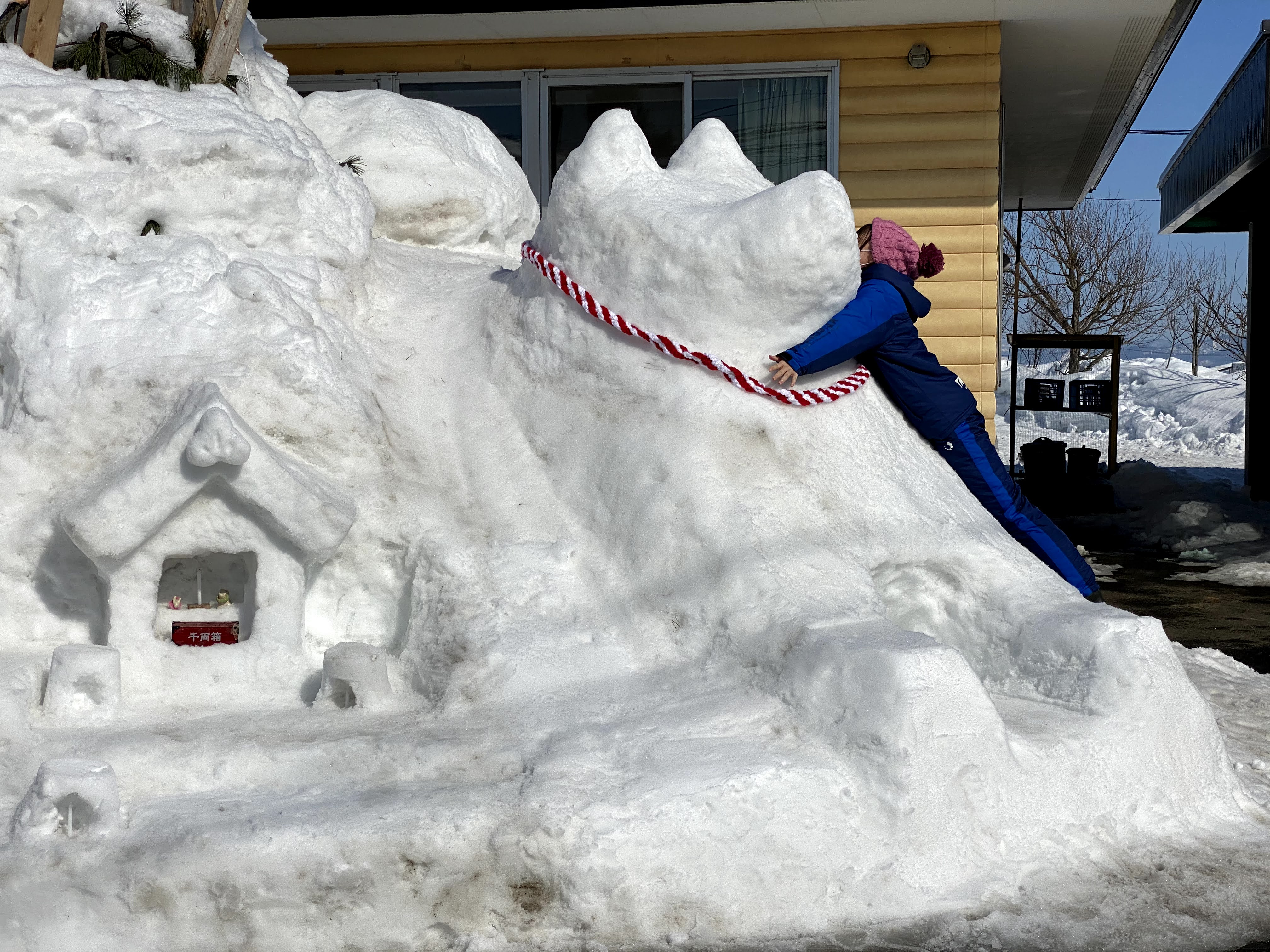 介護老人保健施設昭平苑 今日はポカポカ陽気でした 他施設からの投稿です 夕陽の丘山田では皆さんで犬っこを作りました 松風では 犬っこまつりが中止になってしまい 有り余った力と才能で 巨大犬っこと 物置の上にも作ってしまいました 世界の無病息災