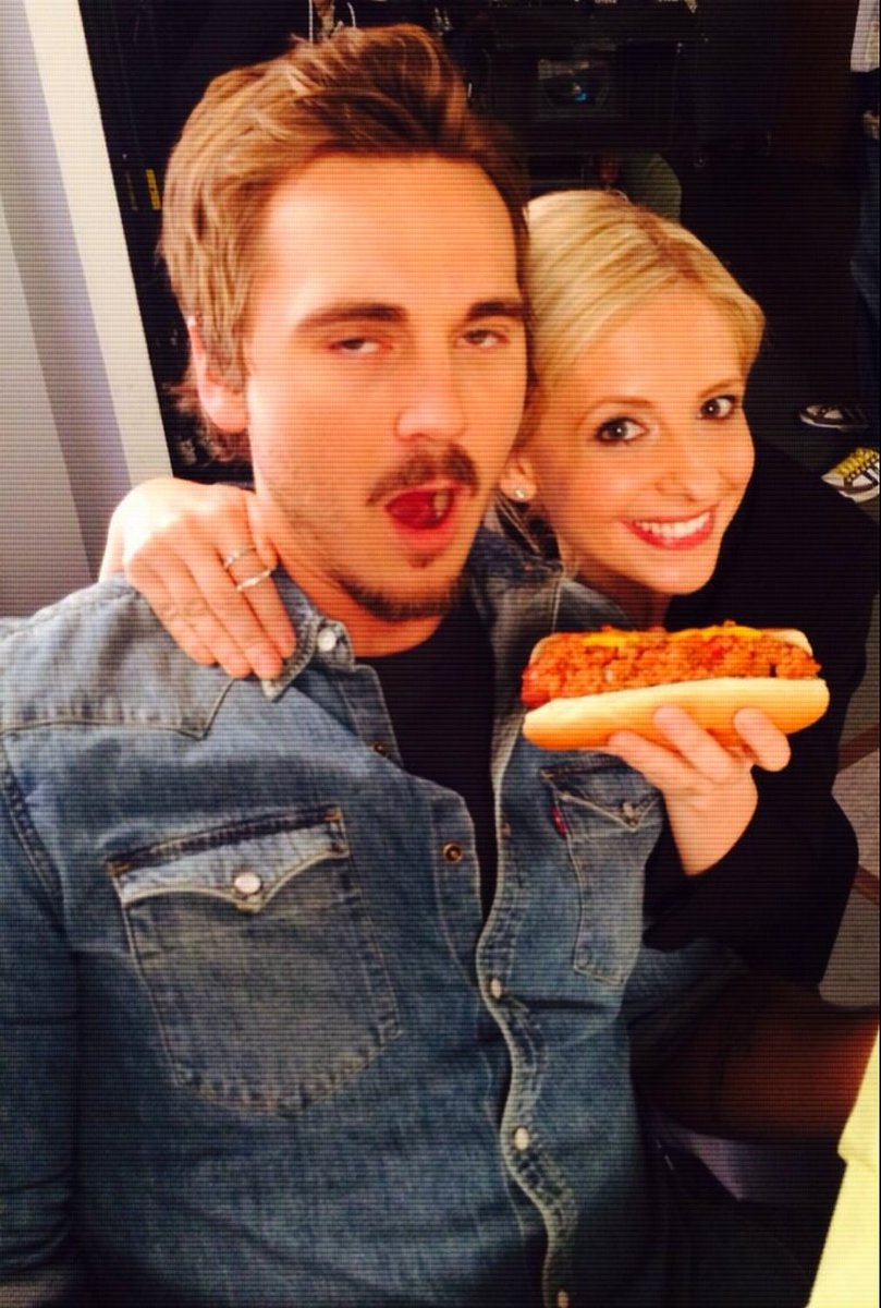 SteveTalleyFan's tweet photo. #throwback Steve and @SarahMGellar #SarahMichelleGellar
🎬🌭😀🤞 https://t.co/98htwbp3ma