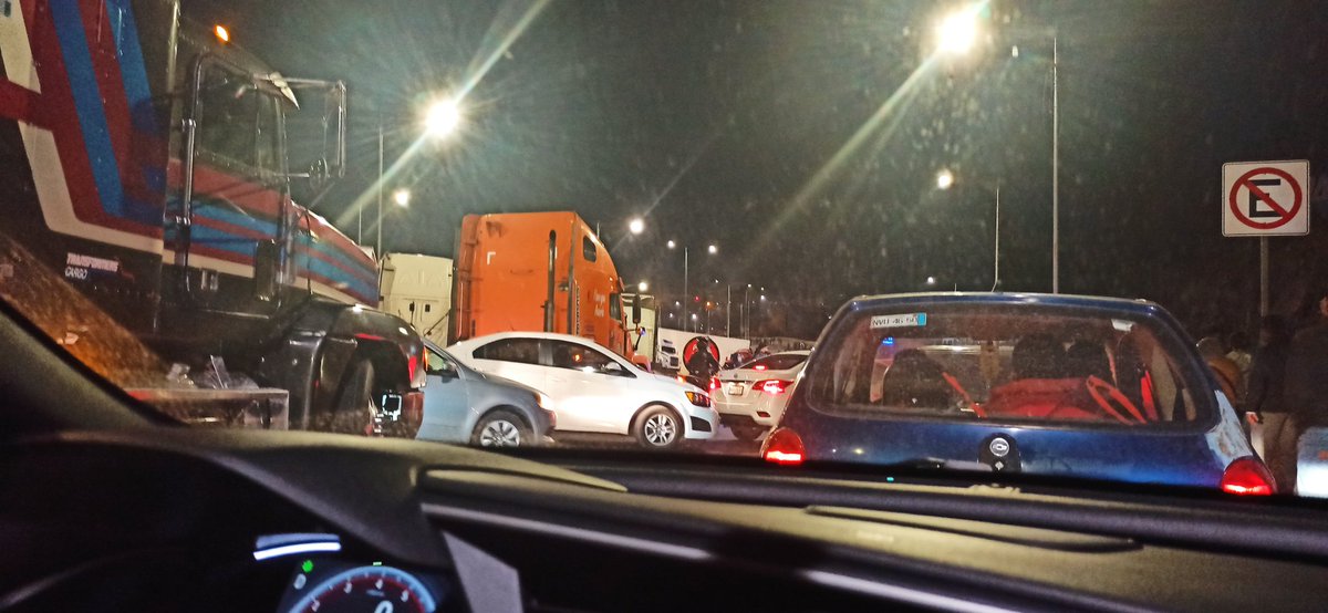 aleezitav's tweet photo. @inakimanero buen día, te informo de cierre en la carretera México - Pachuca casi llegando a Indios Verdes https://t.co/u0xz976A5X