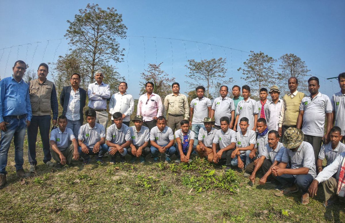 vivek4wild's tweet photo. What a nice morning. Opened a 9 km Hanging elephant deterrent fence that @wti_org_india @ScienceatCZ did for protecting elephants and people and then visited the hugely successful @ifawglobal women’s weavers project #BringingbackManas #conservation #community https://t.co/tR11HEswgU