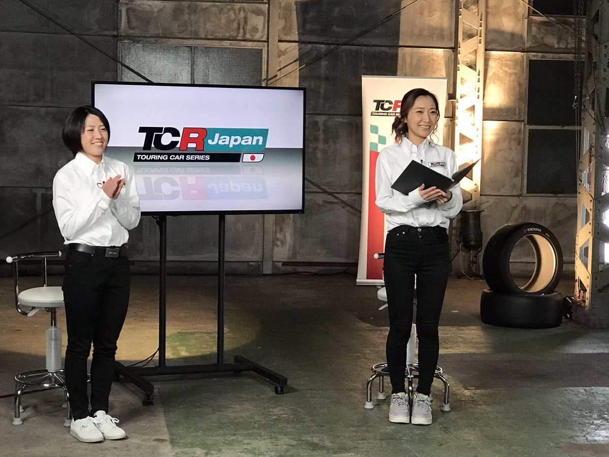 SUPER_FORMULA's tweet photo. 本日、都内のスタジオガレージにて
『TCRジャパンシリーズ2020総集編✨』の収録が行われました🎬
2020年オーバーオールチャンピオン #篠原拓朗 選手、ブロンズクラスチャンピオン #下野璃央 選手をお招きし、和やかで楽しい収録となりました😊
2/28(日)深夜26時放送です📺
#水村リア #三浦愛  #BSフジ https://t.co/QNDU3vTu9j