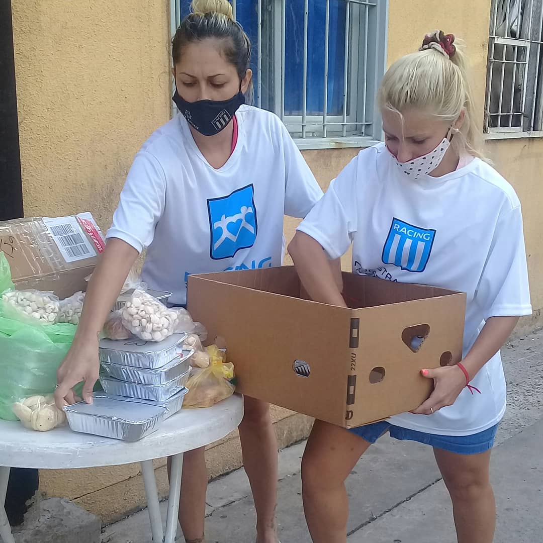 RacingSolidario's tweet photo. -Entrega de viandas-
Como en cada semana se realizó la entrega de viadas en el centro Soñar para Vivir y el Barrio Rivadavia 🙌
Agradecemos a #Convidarte
#racingsolidario https://t.co/yF5Rn1lLMh