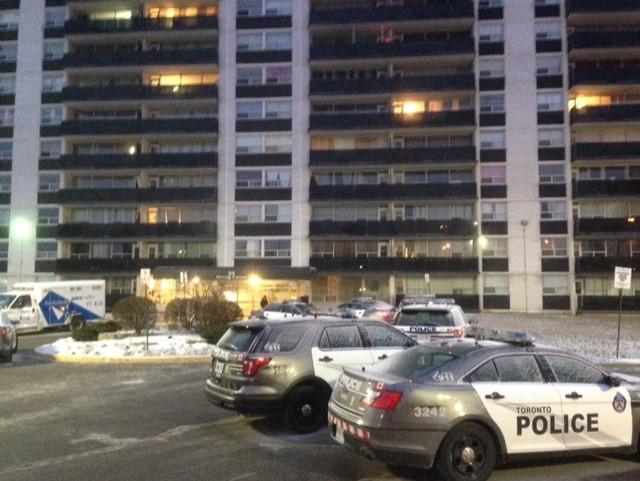Teen girl shot in head at same North York building where 12-year-old slain bit.ly/2OvYNDE Via <a href="/joe_warmington/">Joe Warmington</a> #topoli