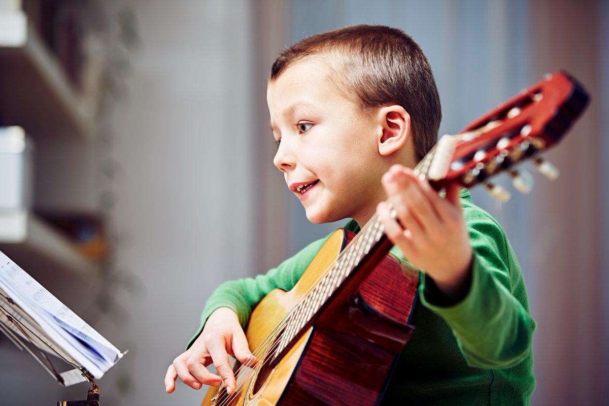 Te veel kinderen staan aan de kant, omdat er thuis te weinig geld is voor contributie van clubs of voor een goede laptop voor school. Limburgse jeugdfondsen lanceren vandaag de actie #MeedoeninLimburg. 
Meer: bit.ly/3rEDtdo @JFSLimburg <a href="/JFSCNederland/">Jeugdfonds Sport & Cultuur</a> #limburgverlicht