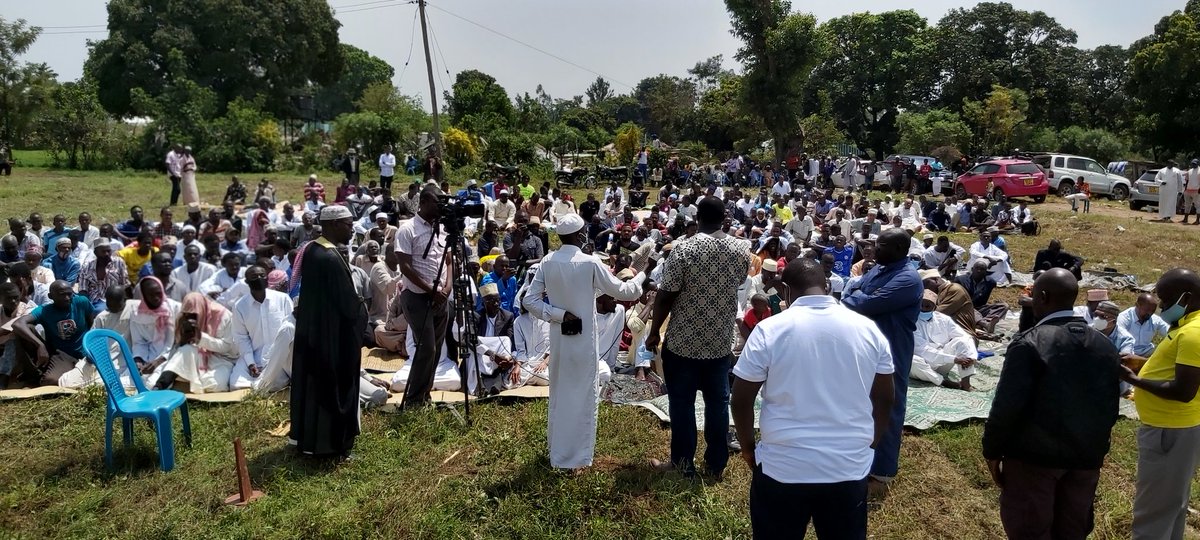 Prayers complete. 
Community committed to rebuild temporary structures in line with Court Order granted yesterday. An 86 year old Mzee called on the youth to not throw away their birth right
Reporting from #Kibos #groundzero
#JusticeForKibos 
#EndForcedEvictions