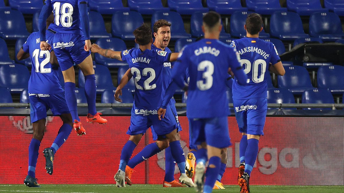 FPGETAFE's tweet photo. ✍🏼 "En estos momentos sabes quién va a estar apoyándote. Como una familia. Estamos con vosotros. Orgullosos de ser del Getafe". 💙 https://t.co/PumeP9pvNV
