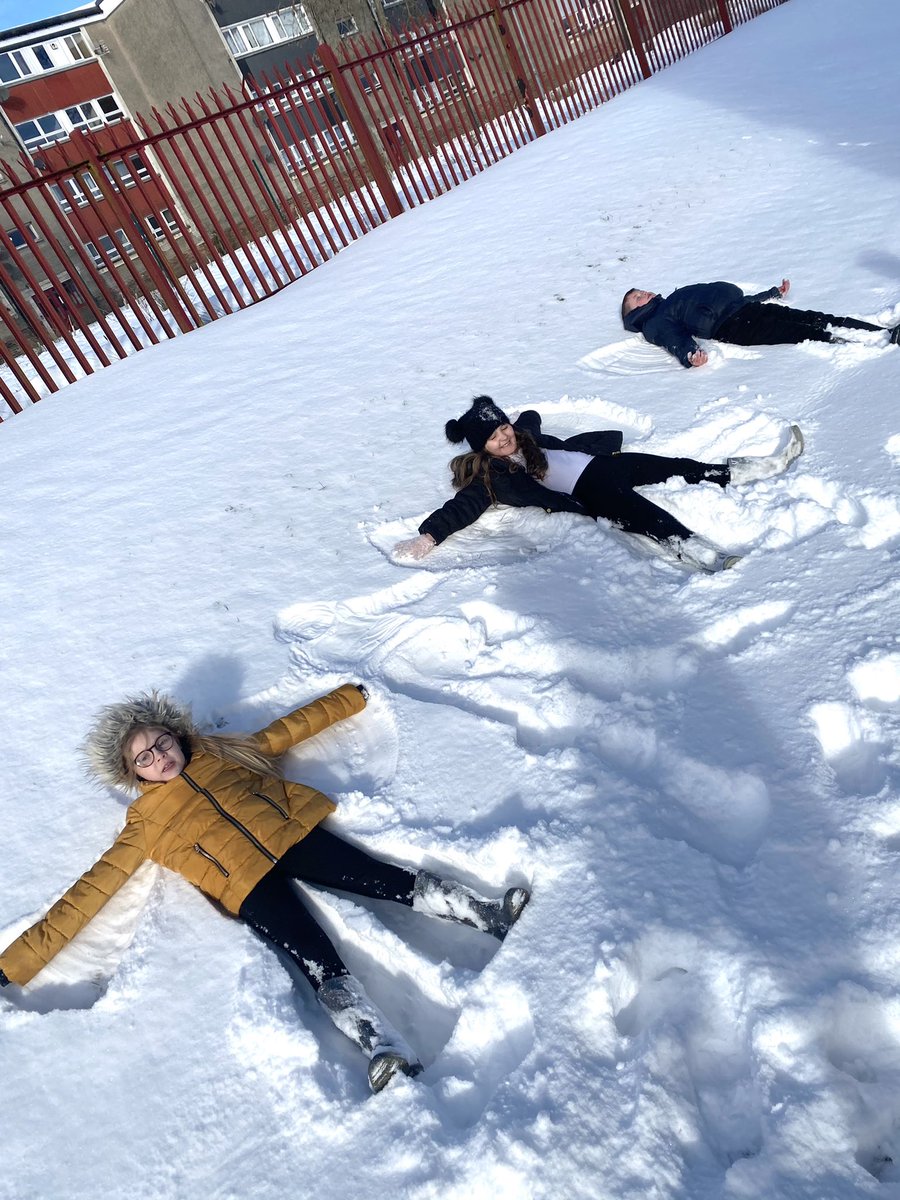 MissSWanless's tweet photo. Some fun in the snow at school today ❄️⛄️ a well deserved break after writing and maths work this morning! 🤩 https://t.co/FHvEn16ueZ