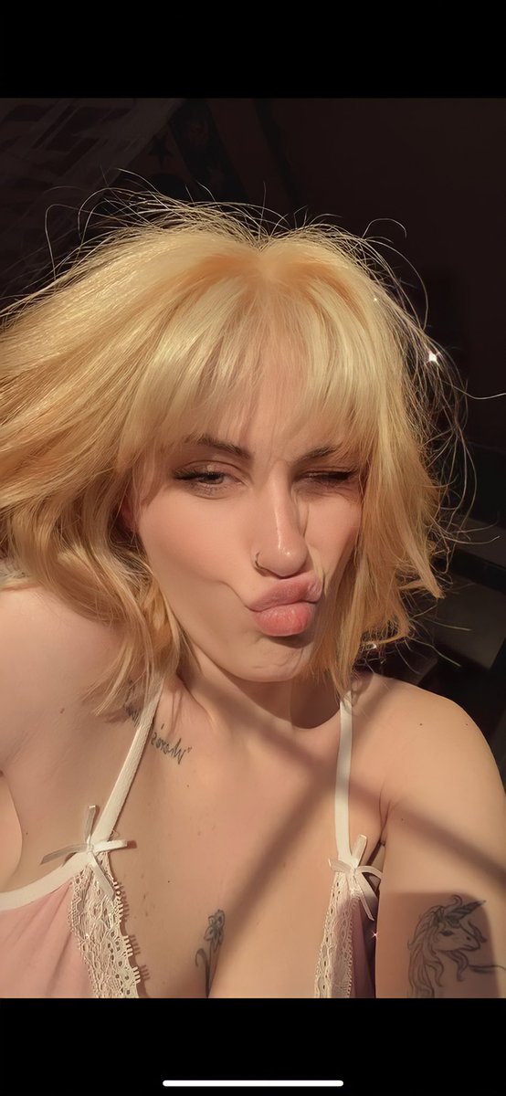 lolamilll's tweet photo. I'm a whole new bitch 💛 https://t.co/Bbw87V5d6D