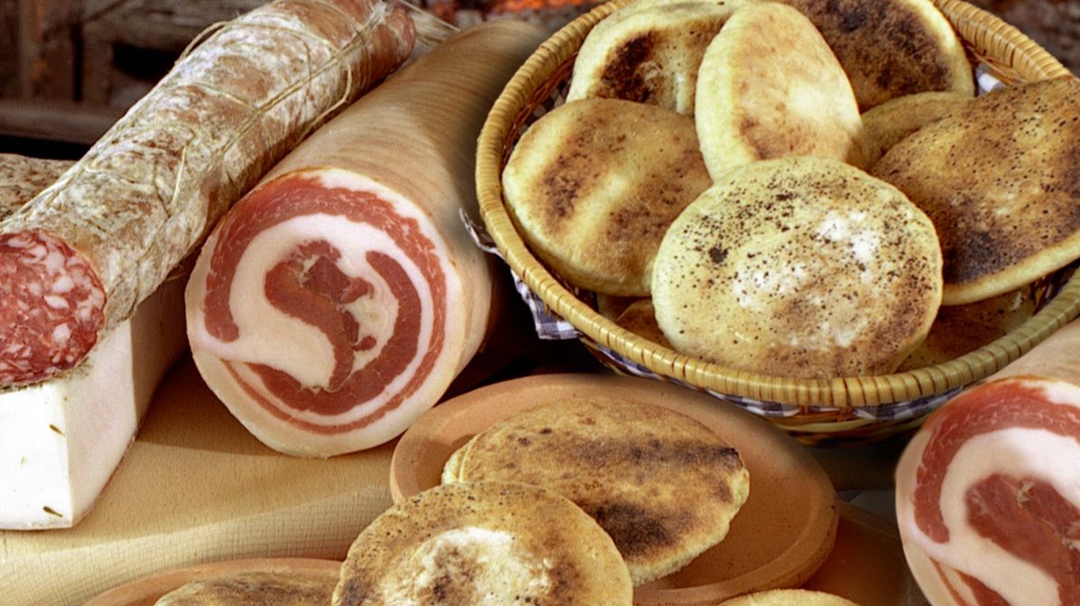 Dall'antica tradizione contadina della Lunigiana tanti prodotti a base di carne di maiale: spalla cotta, chiodo e mortadella e tanto altro, l'accompagnamento perfetto per sgabei e panigacci
👉 https://t.co/QVvZUlZ6kc
📷 Andrea Botto https://t.co/DiJGcFYXKF