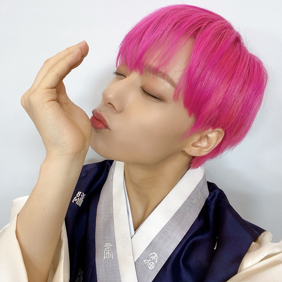 official_ONEUS's tweet photo. [#환웅]
우리 달님들 모두 건강하고 
행복한 한 해 보낼 수 있도록 
복 많이 받으세요오🙌 https://t.co/fU7R86KZAr