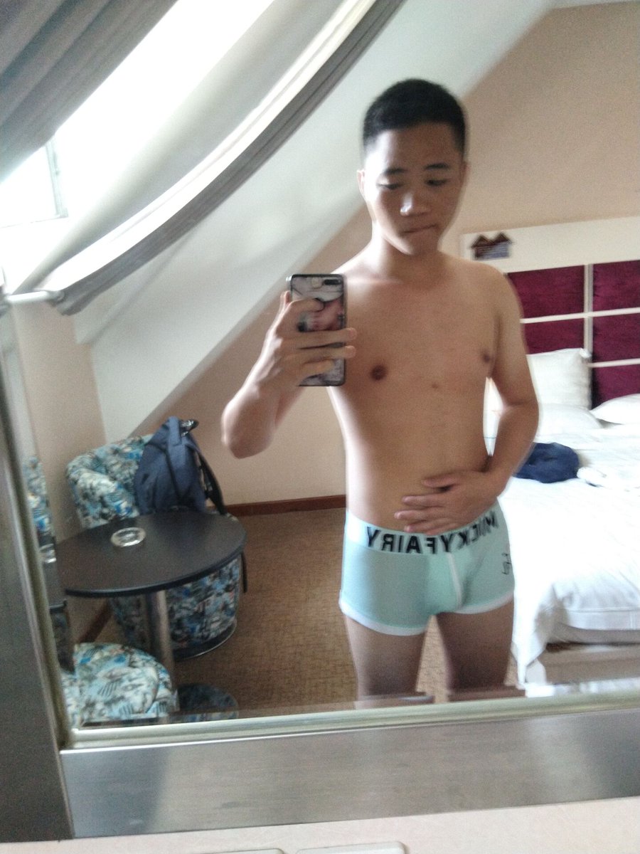 男孩:妈妈，为什么两个叔叔可以牵手啊?妈妈:傻孩子，那叫爱情，爱情之间是不分性别的🥱