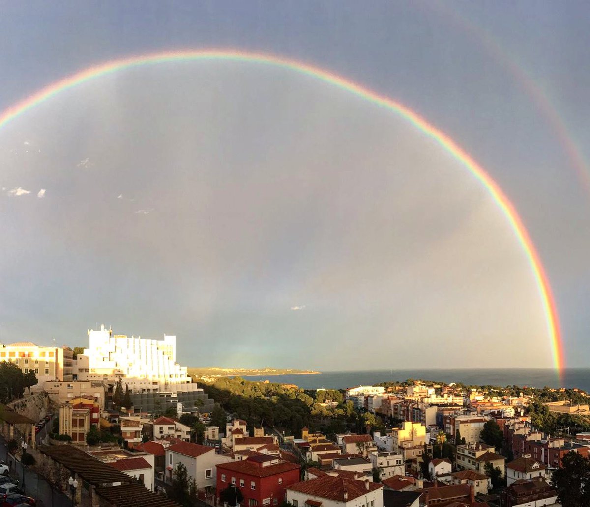 Tecletes's tweet photo. La tecleta @crisjuncosa ens envia aquest fotón de l'espectacular arc de sant martí que hem vist avui a #tarragona !!🌈 #totaniràbé 
Un bon auguri pels avis i àvies ja vacunats de la Residència de la Mercè. 💓
 #projectehoritzons #tecletes https://t.co/yDXaFKvad3
