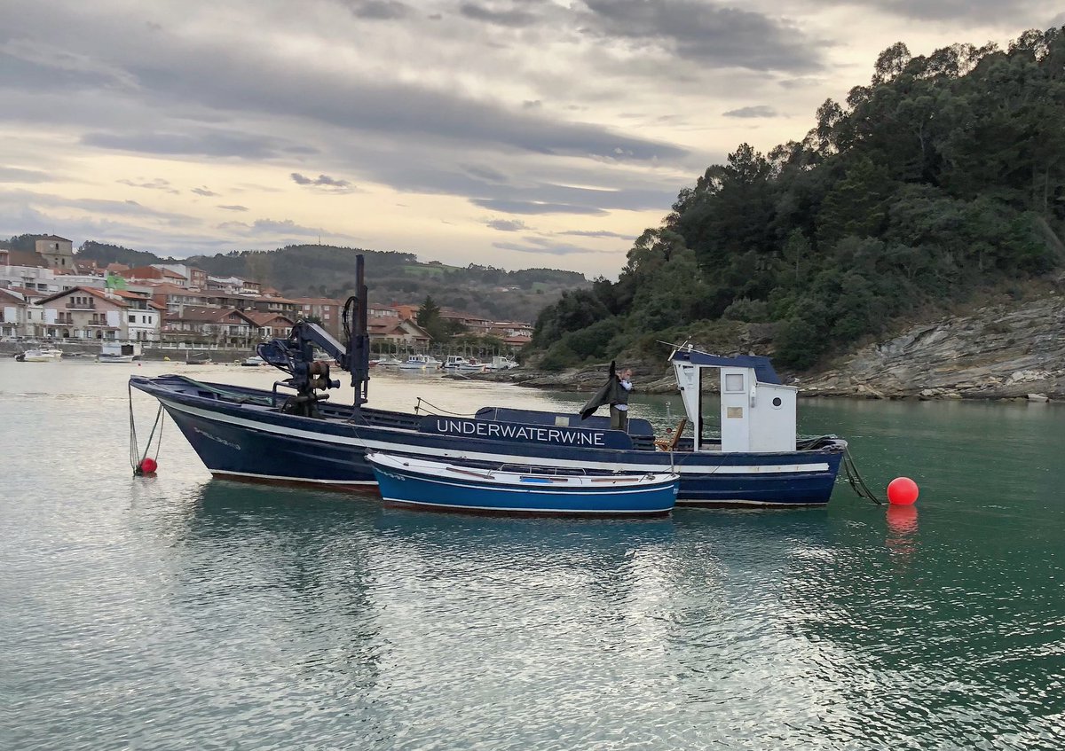 Ojalá hubiera muchos momentos como este! Disfrutando de un increíble vino de la bodega submarina #plentzia Escuchando con <a href="/MikelUrmeneta/">MikelUrmeneta</a> a <a href="/BorjaSaracho/">Borja Saracho</a> contarnos su increíble proyecto <a href="/CrusoeTreasure/">Bodega Crusoe Treasure</a> #underwaterwine en este barco con historia.. imaginando proyectos!