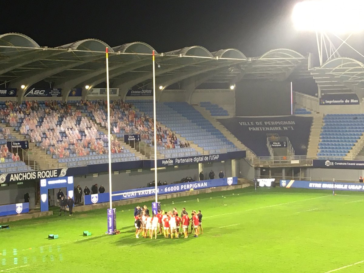 sport_lindep's tweet photo. Les joueurs sang et or en rangs serrés avant le coup d’envoi d’ #USAPUSC à #Perpignan #PROD2 https://t.co/kRNbL77pGL