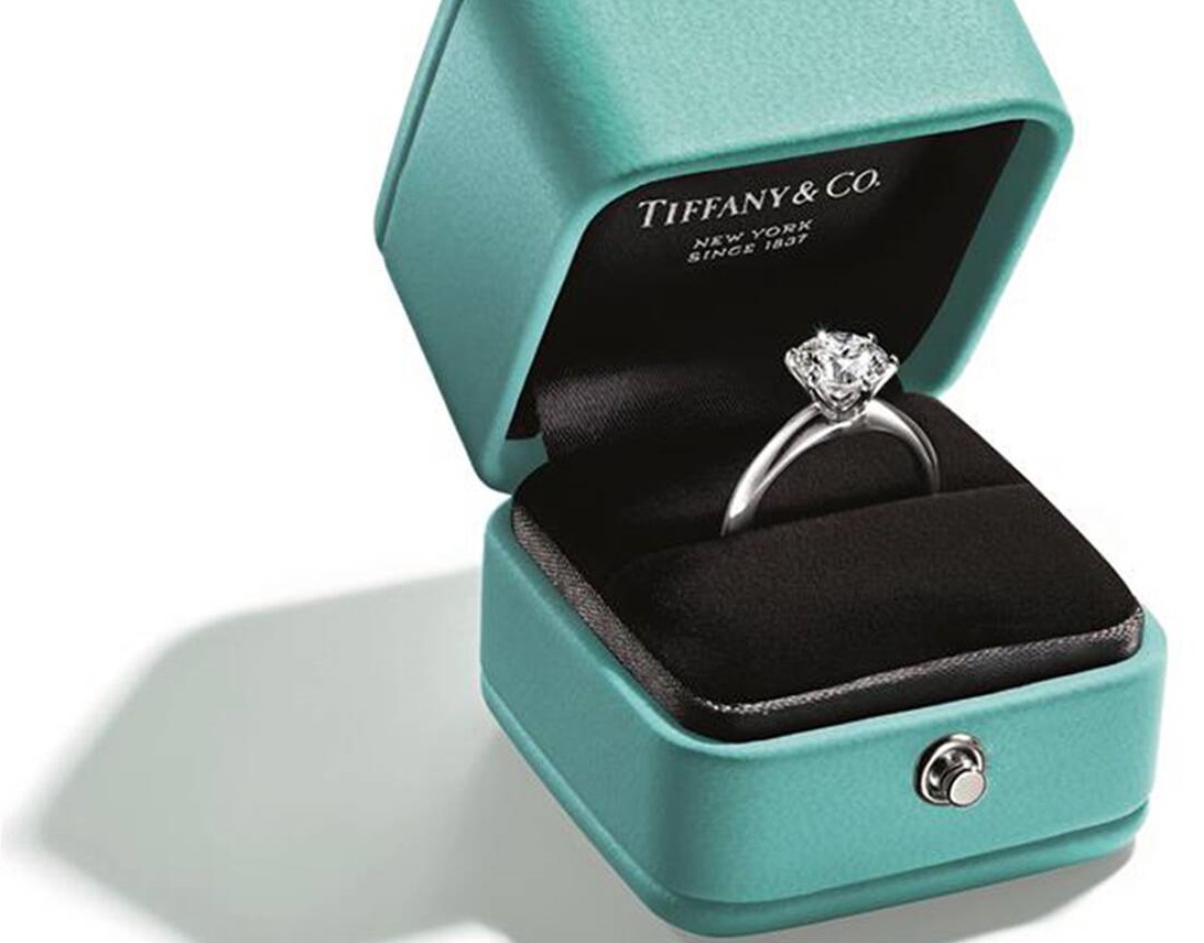 modiamo's tweet photo. https://t.co/maK7OtBMLB  San Valentino: colazione da Tiffany o... cioccolatini? #armanidolci #baciperugina #TiffanyAndCo #elodie #valentinesday2021  #SanValentino 😍 https://t.co/Pxq6XrP5PW