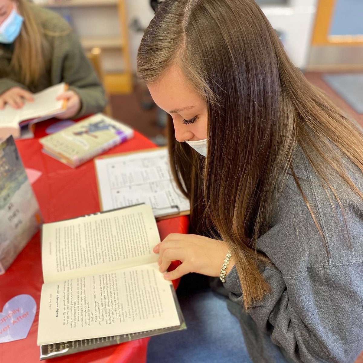 carolnanney's tweet photo. Celebrating Valentine’s Day the high school library way with Speed Dating with a Book!
#mhslibrary #readingrocks #MHSstrong https://t.co/nzvWV0SoMn