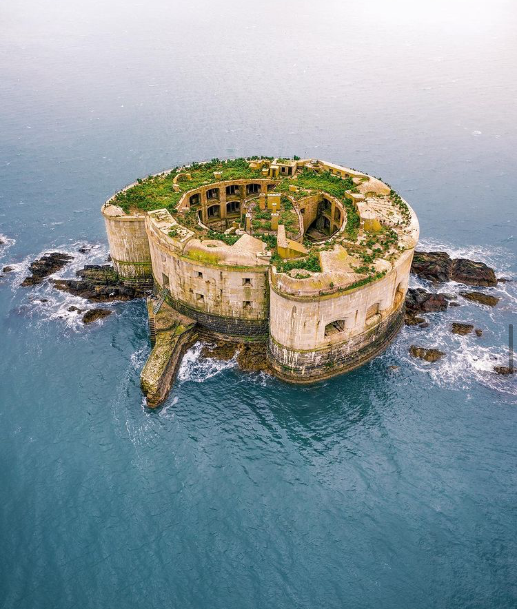 Quaintlyuk's tweet photo. ποΈ This eerie-looking building is Stack Rock Fort, built on a small island in the Milford Haven Waterway in Pembrokeshire between 1850 and 1852
π· @nathan_jermy
π Stack Rock Fort
#lovebritishlifestyle #bestofbritish #stackrockfort #beautifulwales #discovercymru #visitwales https://t.co/ezBK92eJX1