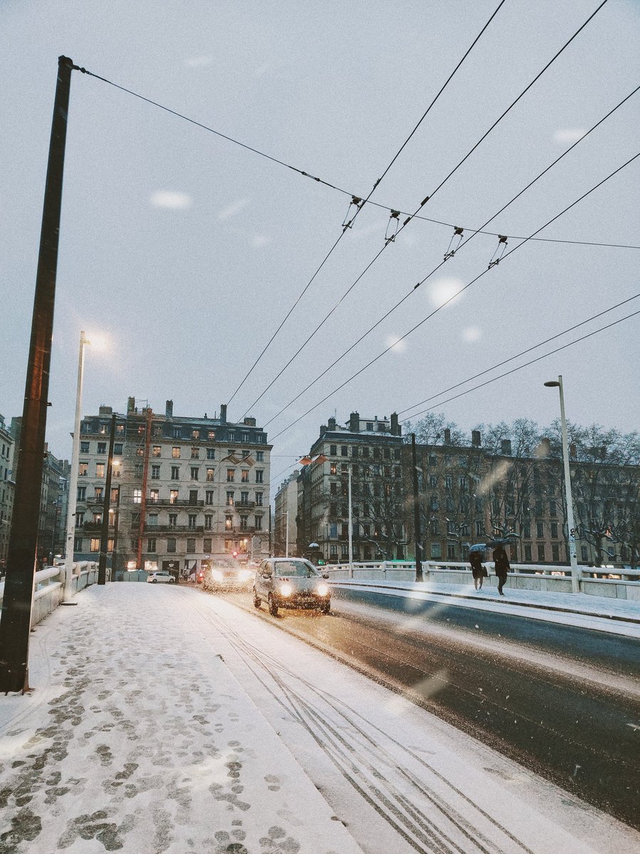 julienduc_'s tweet photo. Quelques photos de Lyon sous la neige juste avant le couvre feu ❄️ https://t.co/dUUtQBuxE0