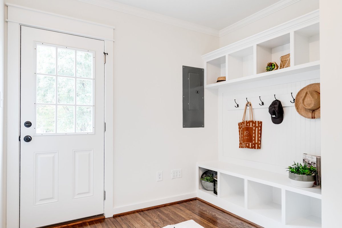 designedtosellr's tweet photo. This month's #experttip is not to shy away from showing off storage spaces! Get creative with using baskets in bathrooms or adding greenery for a cute and organized entryway. Storage always ranks high on buyers priority lists so have fun with it :-) 
.
.
#storage #expert https://t.co/JUZQPf7Z6Y