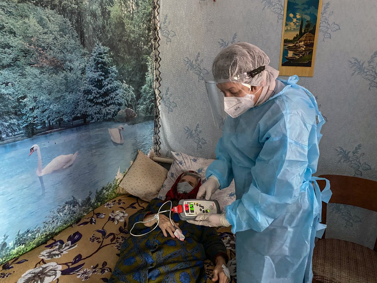 So how are we helping those in need? MSF nurses Inna and Tetyana start each day by contacting up to 60 patients with suspected COVID-19. The team spends the rest of the day doing home visits (as many as 50 a day!) and transporting COVID-19 samples for testing. (4/5)