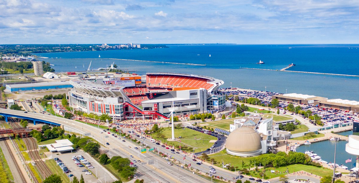Hey <a href="/JJWatt/">JJ Watt</a>, we think you (and everyone else in the world) should come to Cleveland. Have you seen our lakefront views? #ThisisCLE 

👀 - <a href="/AerialAgentsCLE/">Aerial Agents CLE</a>