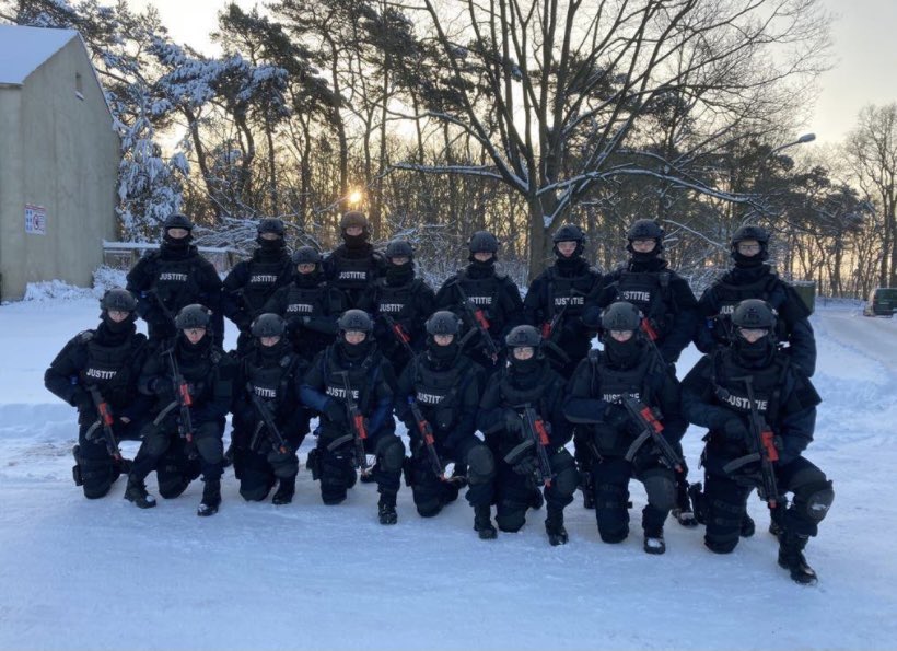 In de Duitse sneeuw hebben deze 17 collega’s de LBB BE opleiding deze week (allemaal PCR getest natuurlijk) met goed gevolg afgerond! Van harte gefeliciteerd, de baret is meer dan verdiend!! Trots!  <a href="/ATnieuws/">ArrestatieteamNieuws</a> <a href="/DVOcommunicatie/">DV&O</a>