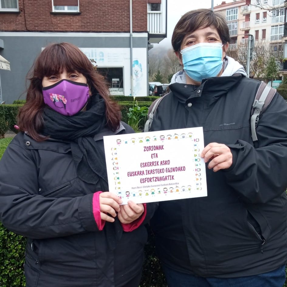 Harri Berri-Oletako gurasoen Euskara ikastaroa bukatu zuten txapeldunek gaur jaso dute ondo merezitako saria eta diploma! Zorionak eta jarraitu euskera lantzen! 
Monika, Ramoni , Anuska, Roberto eta Maika! #altza #euskarazbizinahidut #altzaneuskaraz