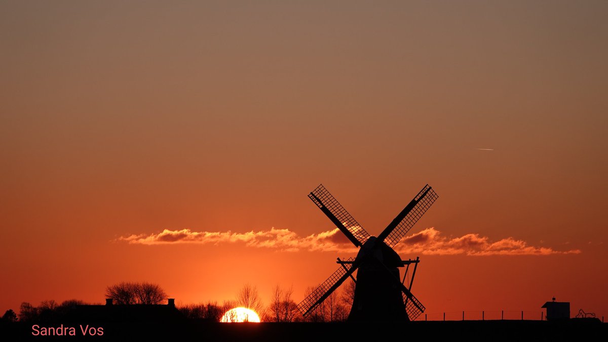 Zonsondergang bij Goliath vanavond. 
#sunset <a href="/HetHogeland/">Gemeente Het Hogeland</a> <a href="/rtvnoord/">RTV Noord</a> #eemshaven #provinciegroningen