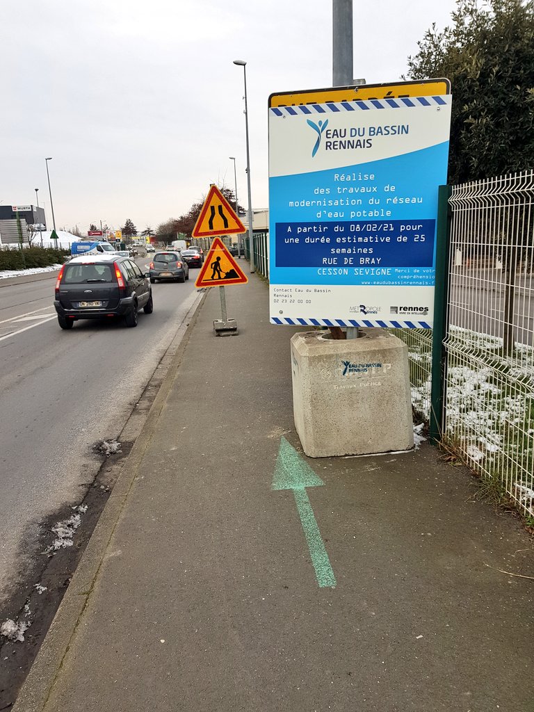 Chicane improvisée par Eau du Bassin Rennais sur un trottoir/ "piste" double sens vélo après un virage, rond point de Bray 👏👎 <a href="/metropolerennes/">Rennes Ville et Métropole</a> <a href="/RennesTravaux/">Rennes Info Travaux</a> un peu dangereux dans un virage sans visibilité... impossible de se croiser. <a href="/Rayons_Action/">Rayons d'Action</a>