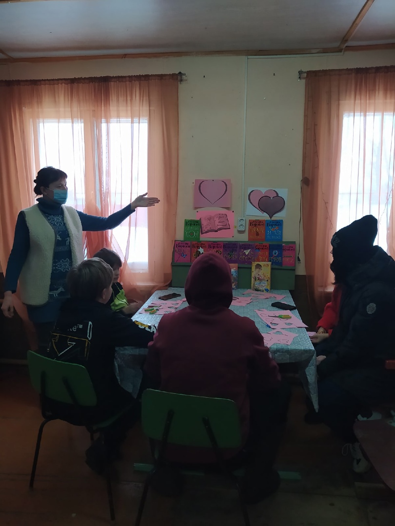 Боровковский СДК и библиотека: занятие в творческой мастерской "Я дарю тебе сердечко";презентация книжной выставки " С днем Св. Валентина"