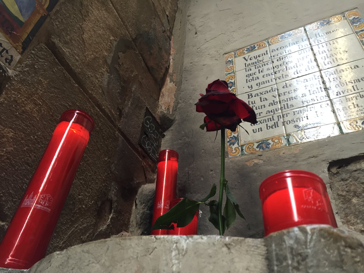 La Baixada de #SantaEulàlia. Segons la tradició, un dels tretze martiris dels romans a Santa Eulàlia va ser ficar-la en una bóta plena de vidres i claus, que van llançar rodolant tretze cops per aquest carrer.