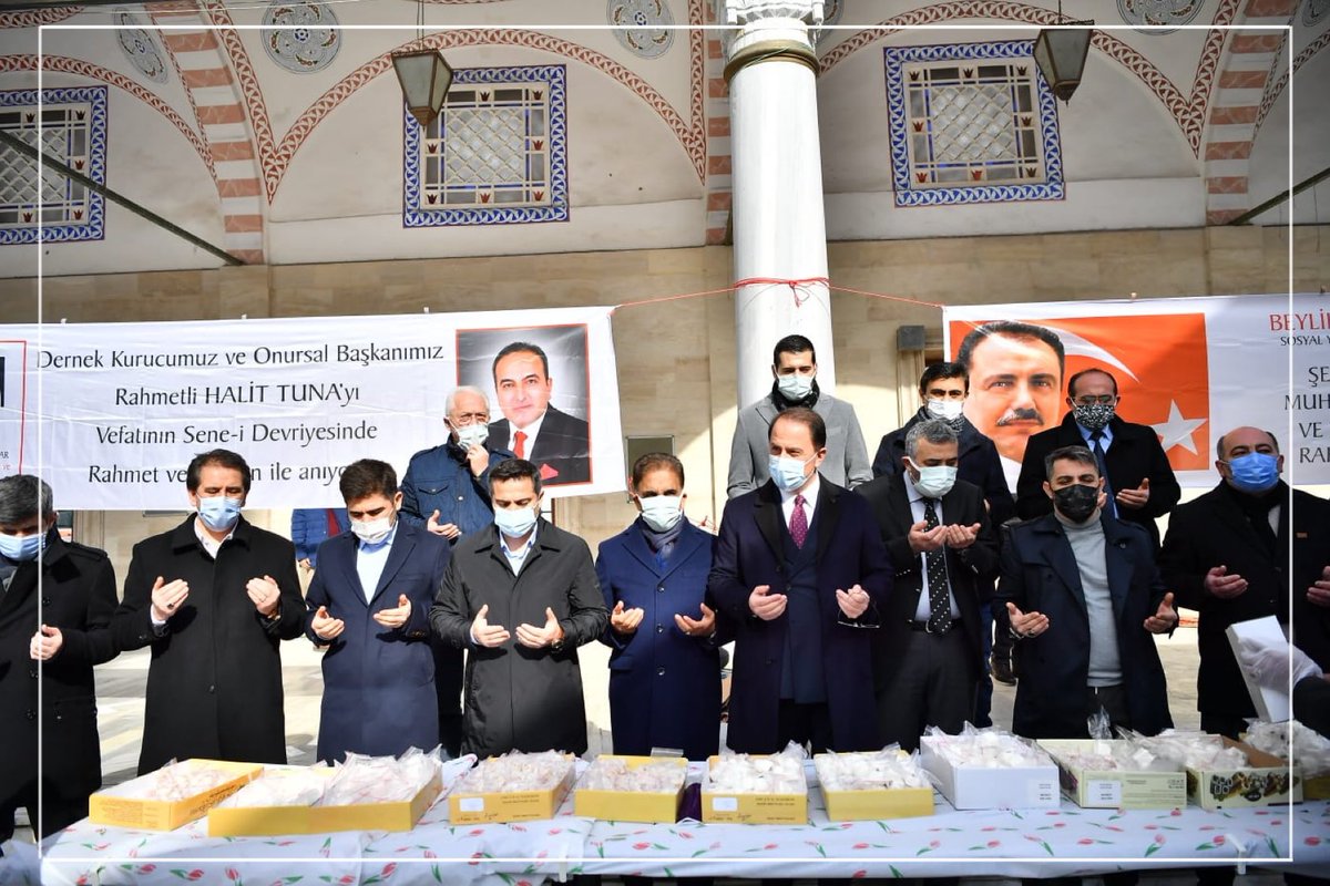 ErolKarapinar's tweet photo. Beylikdüzü Sivaslılar Derneği Kurucusu rahmetli ağabeyimiz #HalitTuna’yı vefatının 4. yılında dualarla andık ardından Beylikdüzü Komşuları Platformu’nun Covid-19 sebebiyle hayatını kaybeden vatandaşlarımız anısına dağıttığı hayır lokmasına eşlik ettik.
@SBugraKavuncu https://t.co/1HMewajKE0